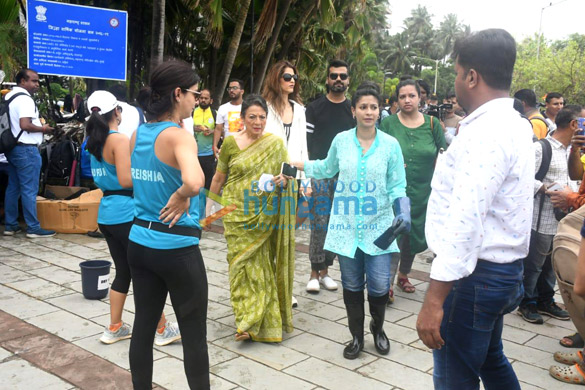 photos tanishaa mukerji snapped with mom for beach clean up at carter road 1