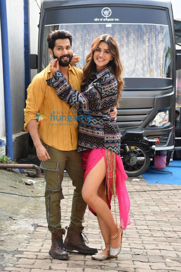 photos varun dhawan kriti sanon and amar kaushik snapped shooting for their film bhediya 1