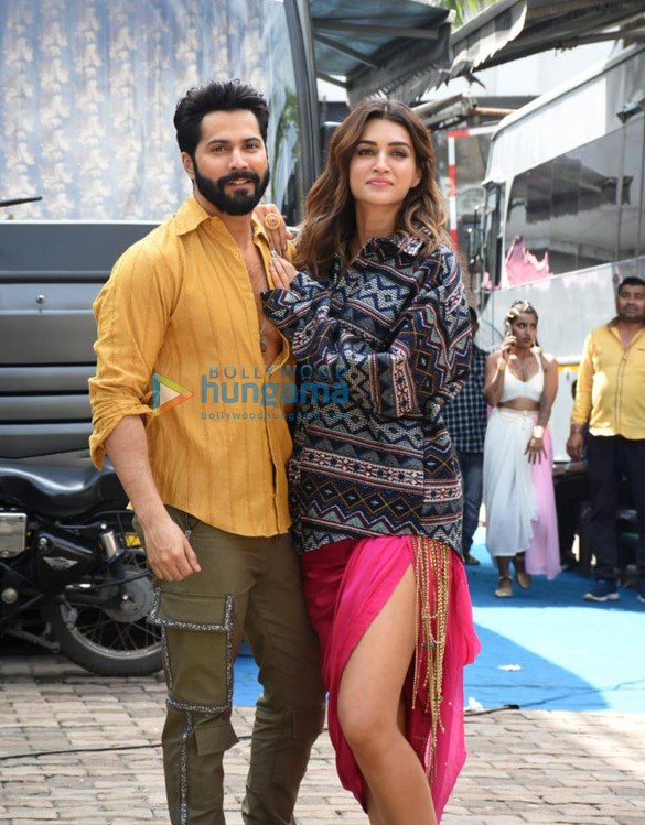 Photos: Varun Dhawan, Kriti Sanon and Amar Kaushik snapped shooting for their film Bhediya Photos: Varun Dhawan, Kriti Sanon and Amar Kaushik snapped shooting for their film Bhediya