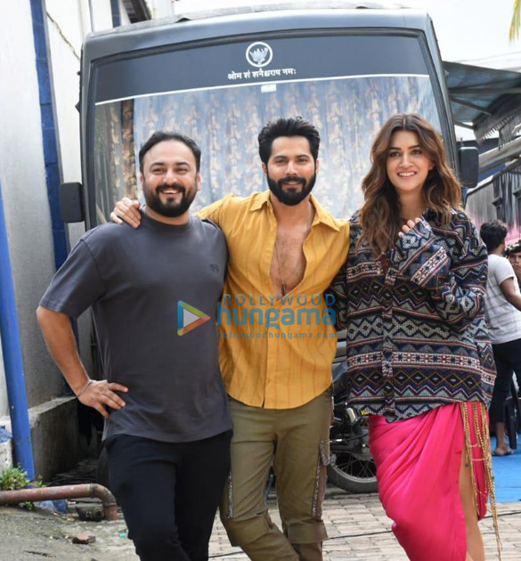 photos varun dhawan kriti sanon and amar kaushik snapped shooting for their film bhediya 3