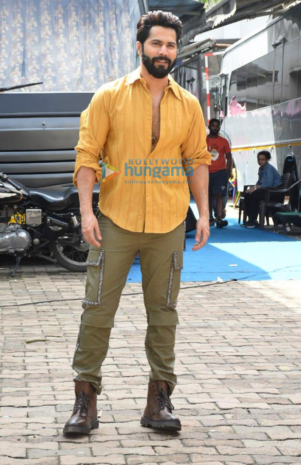 photos varun dhawan kriti sanon and amar kaushik snapped shooting for their film bhediya 4