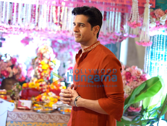 photos varun dhawan sara ali khan sidharth malhotra and others snapped at t series ganpati puja 1