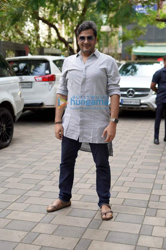 photos varun dhawan sara ali khan sidharth malhotra and others snapped at t series ganpati puja 14