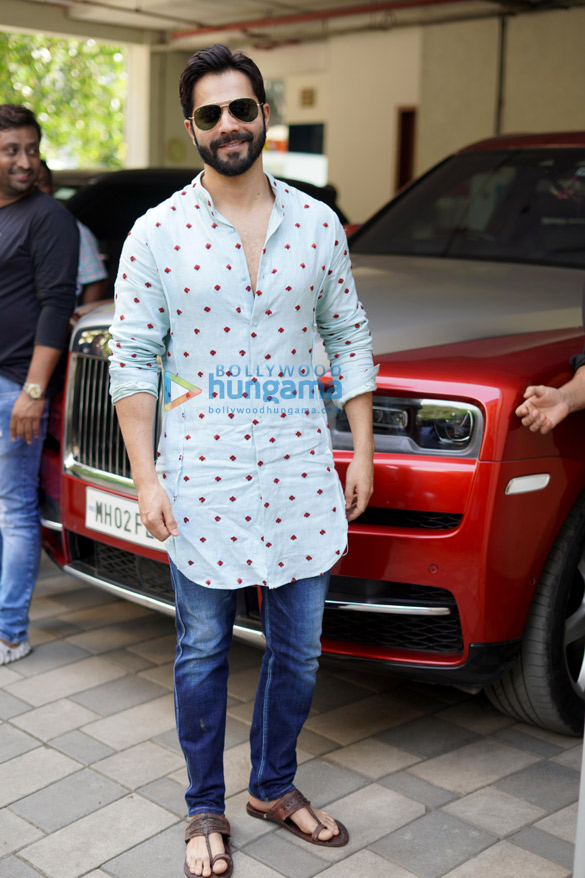 photos varun dhawan sara ali khan sidharth malhotra and others snapped at t series ganpati puja 24