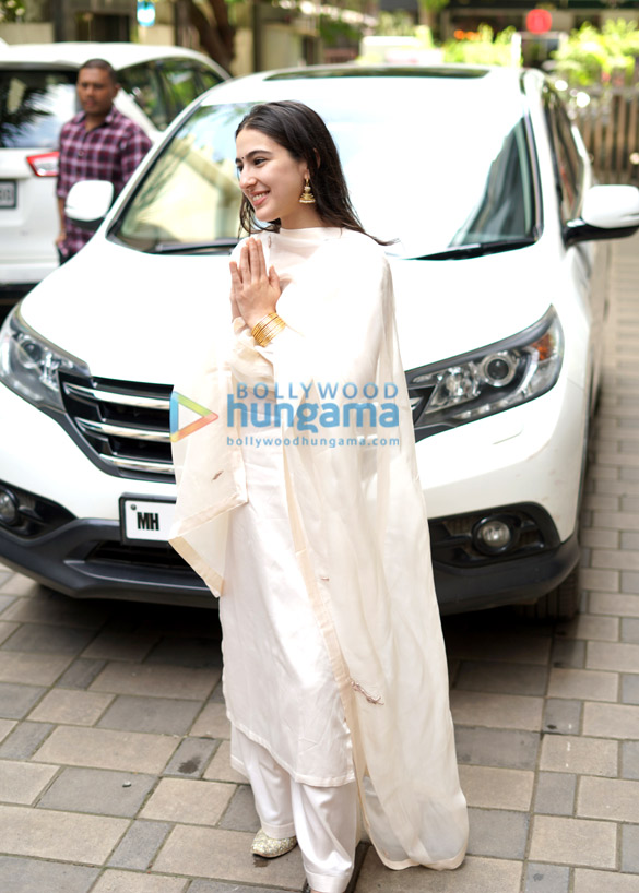 photos varun dhawan sara ali khan sidharth malhotra and others snapped at t series ganpati puja 9