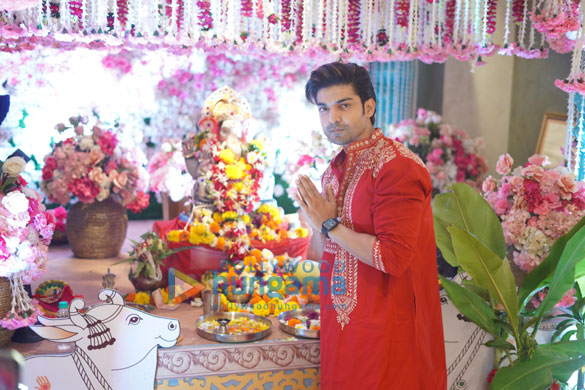 photos varun dhawan sara ali khan sidharth malhotra and others snapped at t series ganpati puja more 4