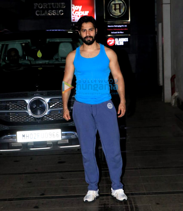 photos varun dhawan snapped outside his gym in khar 1
