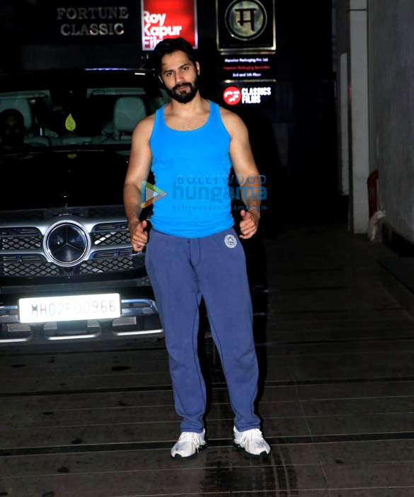 photos varun dhawan snapped outside his gym in khar 3