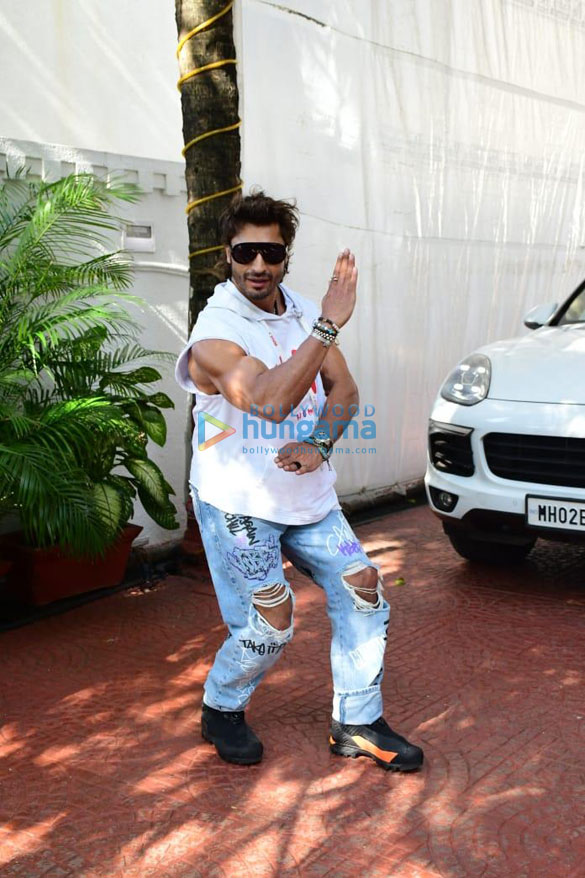 photos vidyut jammwal snapped at anand pandits office in juhu 2
