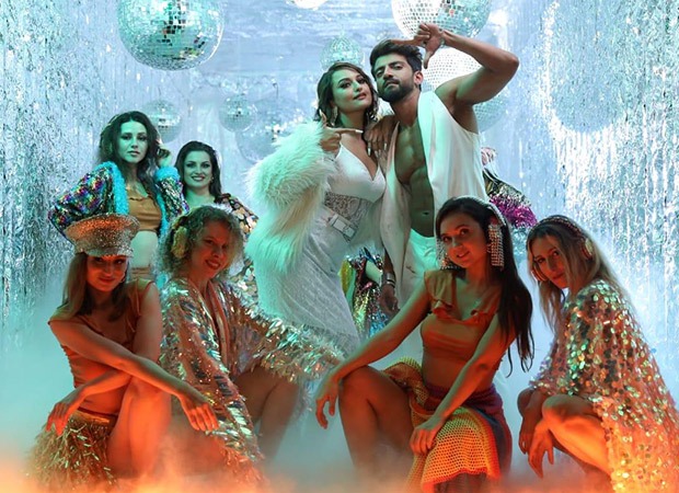 Sonakshi Sinha and Zaheer Iqbal recreate ‘Chaiyya Chaiyya’ vibes in their song 'Blockbuster'; the actors dance on a moving truck 