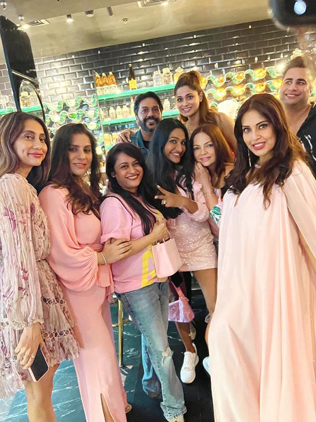 https://www.bollywoodhungama.com/news/features/inside-parents-bipasha-basu-karan-singh-grovers-bengali-baby-shower-watch-video/