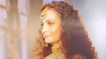 Dia Mirza looks extremely gorgeous as she walks the ramp with elegance