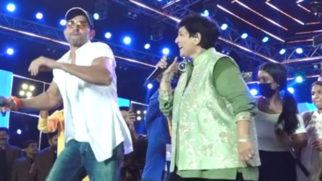 Hrithik Roshan and Falguni Pathak is a terrific combination on stage!
