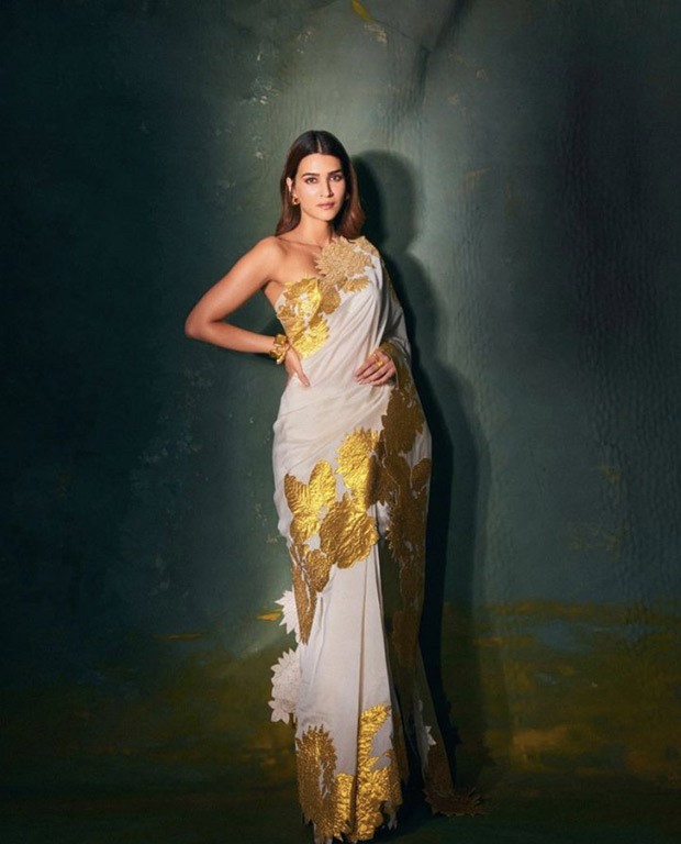 Kriti Sanon left her fans bedazzled in ivory and golden saree at Ayushmann Khurrana’s Diwali bash Kriti Sanon left her fans bedazzled in ivory and golden saree at Ayushmann Khurrana’s Diwali bash