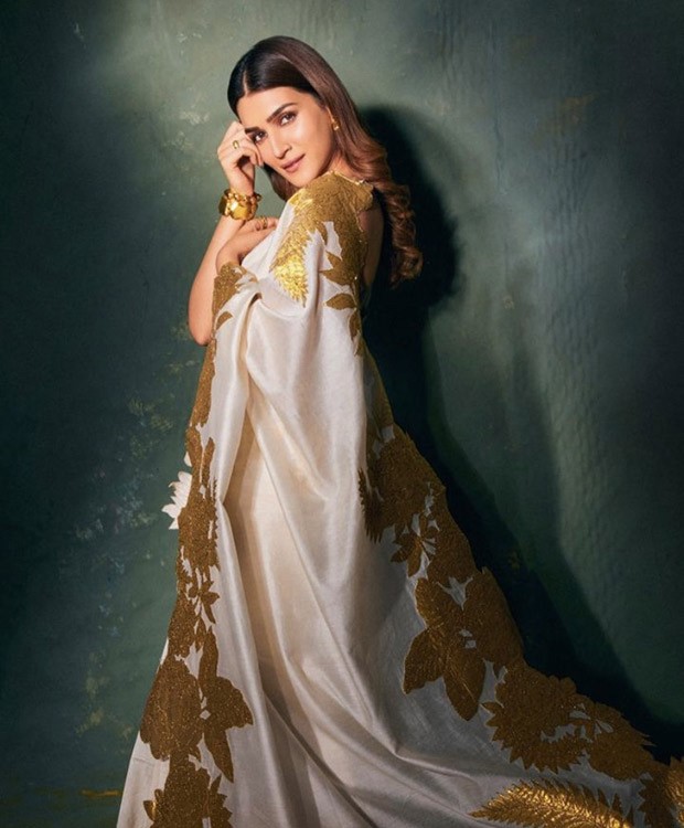 Kriti Sanon left her fans bedazzled in ivory and golden saree at Ayushmann Khurrana’s Diwali bash Kriti Sanon left her fans bedazzled in ivory and golden saree at Ayushmann Khurrana’s Diwali bash
