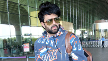Maniesh Paul greets paps at the airport