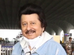 Pankaj Udhas greets paps at the airport