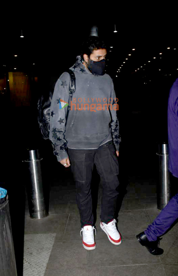 photos aishwarya rai bachchan abhishek bachchan janhvi kapoor and others snapped at the airport 2