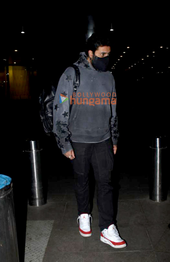 photos aishwarya rai bachchan abhishek bachchan janhvi kapoor and others snapped at the airport 5