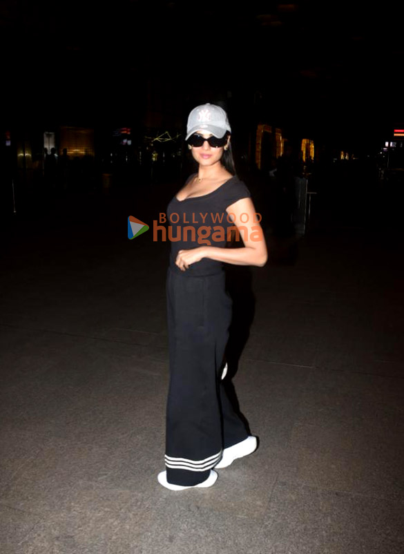 photos aishwarya rai bachchan abhishek bachchan janhvi kapoor and others snapped at the airport 7