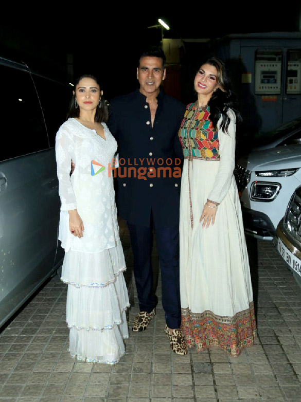 photos akshay kumar jacqueline fernandez and nushrratt bharuccha snapped at juhu pvr for ram setu screening 1
