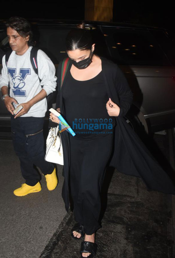 photos alia bhatt snapped at the airport 2 3