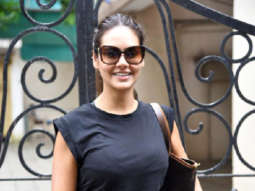 Photos: Esha Gupta snapped in Khar