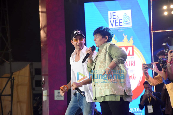 photos hrithik roshan celebrates navratri with falguni pathak in borivali 3