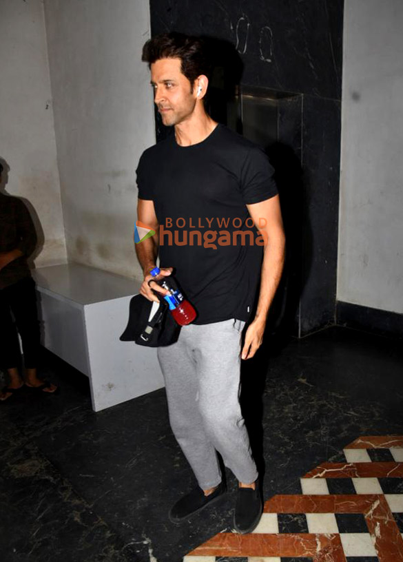 photos hrithik roshan snapped in bandra 1 2