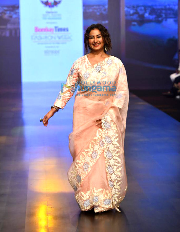 photos isha koppikar aahana kumra and divya dutta walk the ramp at the bombay times fashion week 2022 4