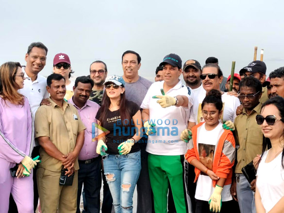 photos jacqueline fernandez rajniesh duggal vindhu dara singh and others snapped at beach cleaning drive in versova 2