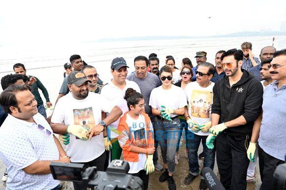 photos jacqueline fernandez rajniesh duggal vindhu dara singh and others snapped at beach cleaning drive in versova 7