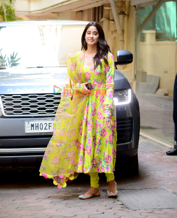 photos janhvi kapoor snapped at arjun kapoors residence 3
