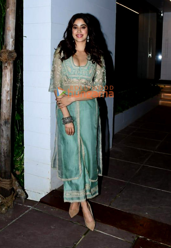 photos janhvi kapoor snapped during mili promotions in mumbai 4