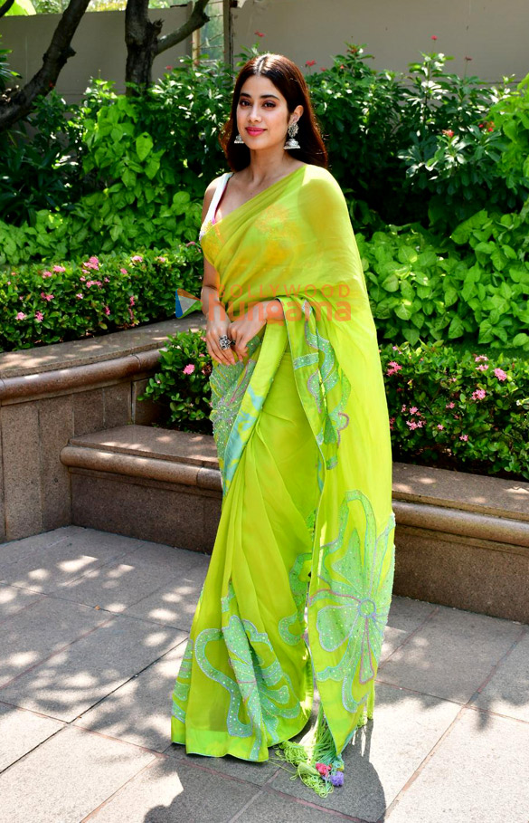 photos janhvi kapoor snapped promoting her film mili at taj lands end 4