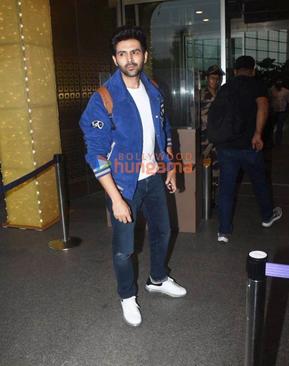 Photos: Kartik Aaryan and Nikita Dutta snapped at the airport Photos: Kartik Aaryan and Nikita Dutta snapped at the airport