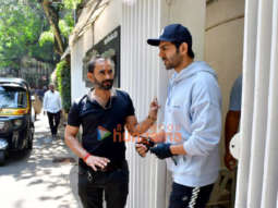 Photos: Kartik Aaryan snapped at the gym in Juhu
