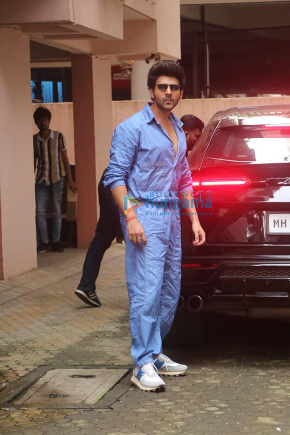 Photos: Kartik Aaryan snapped in Mumbai Photos: Kartik Aaryan snapped in Mumbai