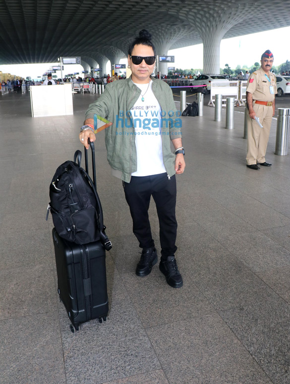 photos kriti kharbanda neelam kothari and kailash kher snapped at the airport 3