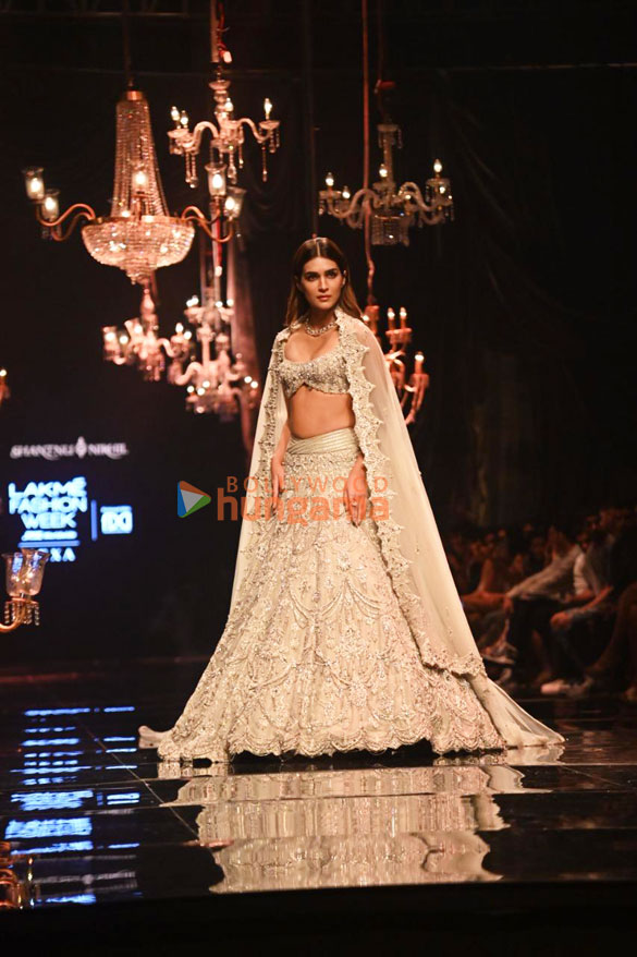 photos kriti sanon mrunal thakur diana penty gauahar khan turn showstoppers on day 1 of lakme fashion week 2022 2