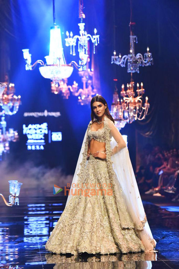 photos kriti sanon mrunal thakur diana penty gauahar khan turn showstoppers on day 1 of lakme fashion week 2022 3