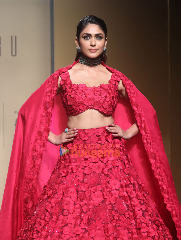 photos mrunal thakur diana penty gauahar khan turn showstoppers on day 1 of lakme fashion week 2022 2
