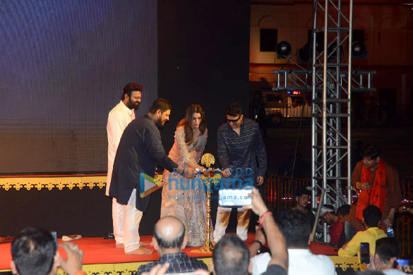 photos prabhas kriti sanon om raut and bhushan kumar attend the teaser launch of their film adipurush in ayodhya 4