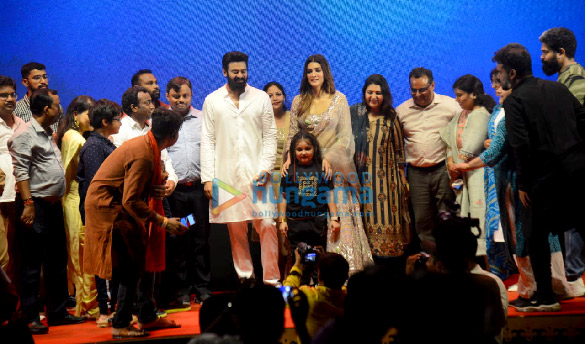 photos prabhas kriti sanon om raut and bhushan kumar attend the teaser launch of their film adipurush in ayodhya2 7