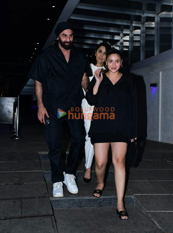 Photos: Ranbir Kapoor, Alia Bhatt and Neetu Singh snapped in Bandra Photos: Ranbir Kapoor, Alia Bhatt and Neetu Singh snapped in Bandra