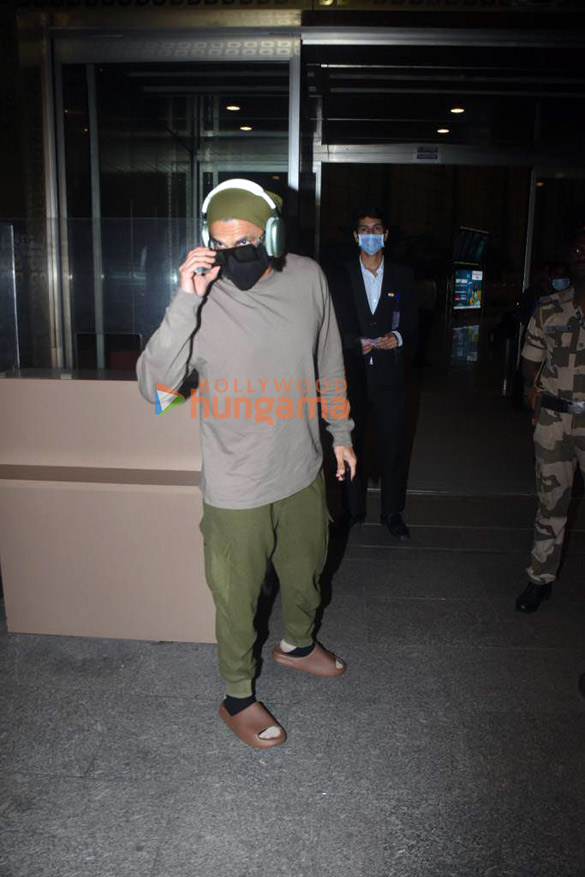 photos ranveer singh and paris hilton snapped at the airport 3