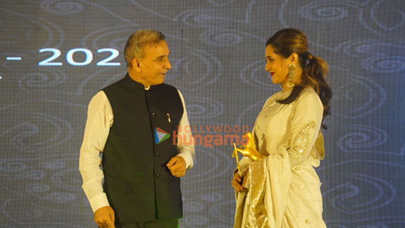 photos rashmi desi rahul dev and other celebs grace the aaj ka karamveer awards 2022 6