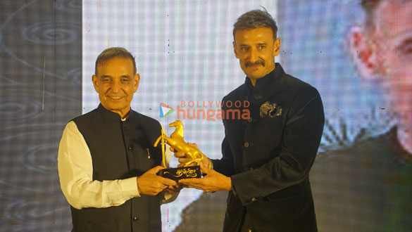 photos rashmi desi rahul dev and other celebs grace the aaj ka karamveer awards 2022 9