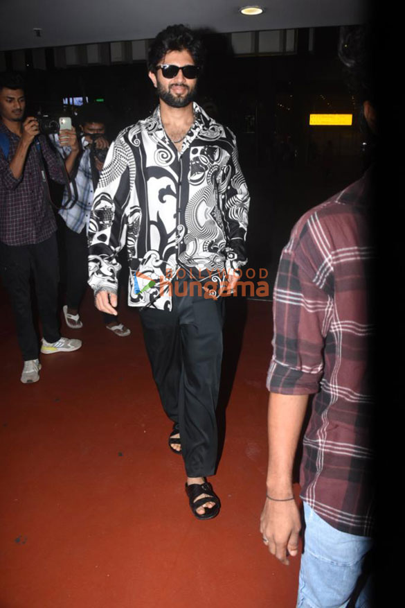 photos rashmika mandanna vijay deverakonda and others snapped at the airport 6
