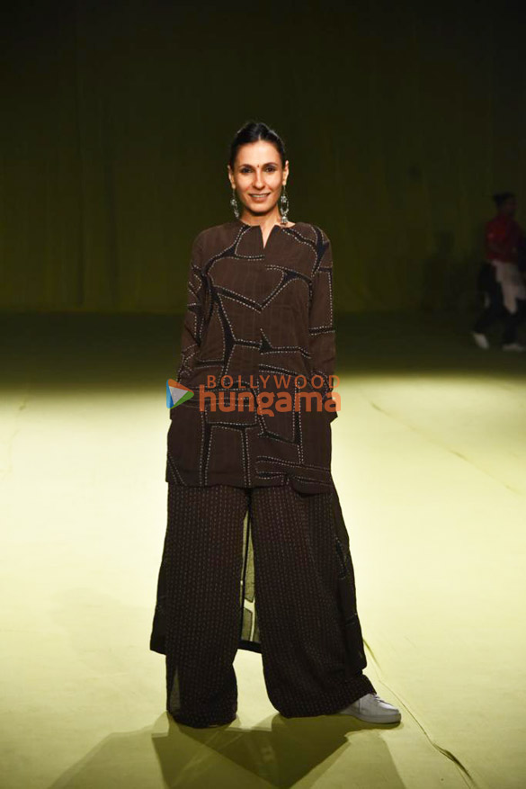 photos sanjana sanghi warina hussain kanika kapoor and others turn showstoppers on day 2 of the lakme fashion week 2022 00998 6